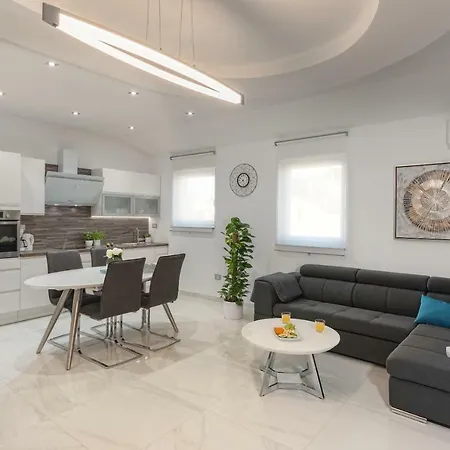Viras Luxury * פולה